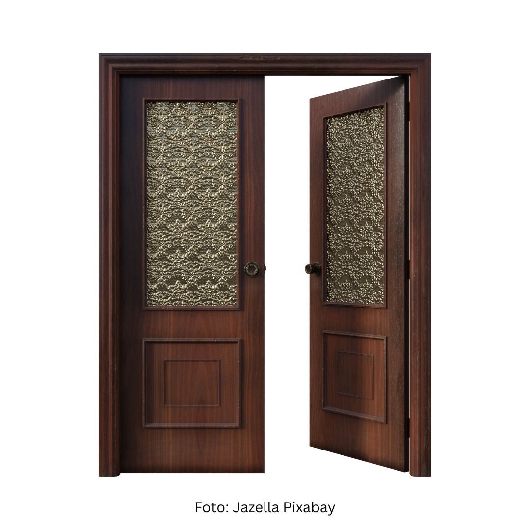 Das Foto zeigt eine alte Flügeltür aus Holz, die geöffnet ist.