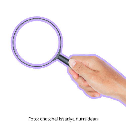 Das Bild zeigt eine Hand, die eine Lupe hält.