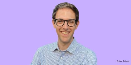 Dieses Bild zeigt den US-amerikanischen Kommunikationswissenschaftler Benjamin Toff von vorne. Er trägt ein hellblaues Hemd und markante Brillen. Er lächelt.