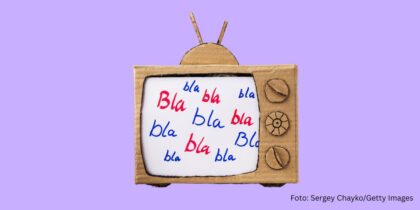 Das Bild zeigt einen Fernseher aus Karton. Auf dem Bildschirm aus Papier steht in blauer und roter Handschrift mehrmals "bla bla bla".